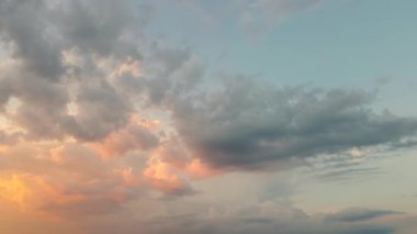 Mavi akşam gökyüzünün hareketli bir manzarası. Güneş ışığında kırmızı bulutlar..