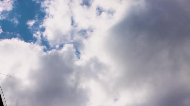 Piękna panorama szerokiego kąta błękitnego nieba z białymi chmurami. — Wideo stockowe