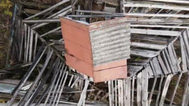 Terk edilmiş, çatısı çökmüş, hava manzaralı kırsal bir ev..