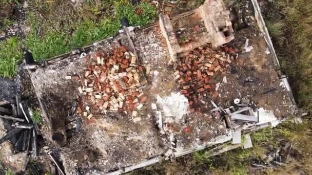 Casa queimada com uma chaminé saindo das ruínas, vista aérea. — Vídeo de Stock