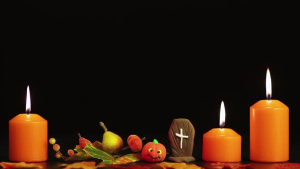 Горящие желтые свечи и смешная тыква, приветствие на Хэллоуин — стоковое видео