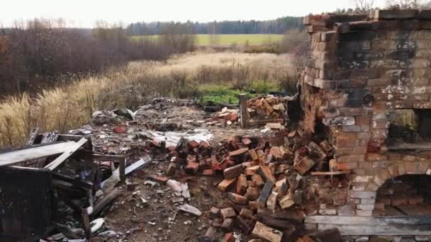 Сгоревший сельский дом с кирпичной печью, вид с воздуха. — стоковое видео