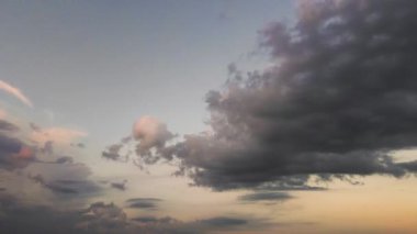 Karanlık bir akşam gökyüzünün geniş açılı manzarası. Mavi bulutlar gün ışığında.. 