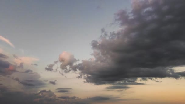 Vidvinklet panorama av en mørk kveldshimmel med blå skyer i sollys. – stockvideo