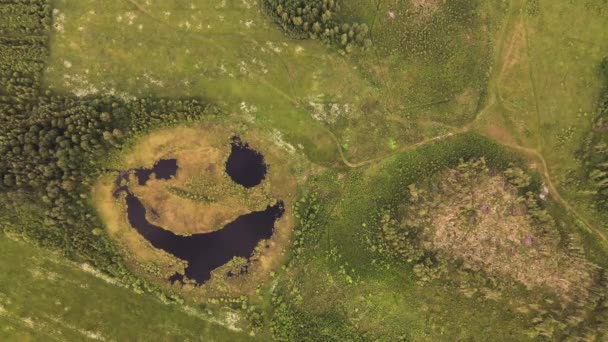 Un lago speciale sembra ridere furbescamente, una vista aerea, la bellezza della natura. — Video Stock