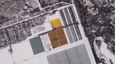 Kışın şehrin kenar mahallelerinde büyük cam seralar, üst manzara..