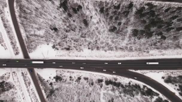 Country dálnice s křižovatkami a rychle se pohybující auta v zimě, letecký pohled. — Stock video