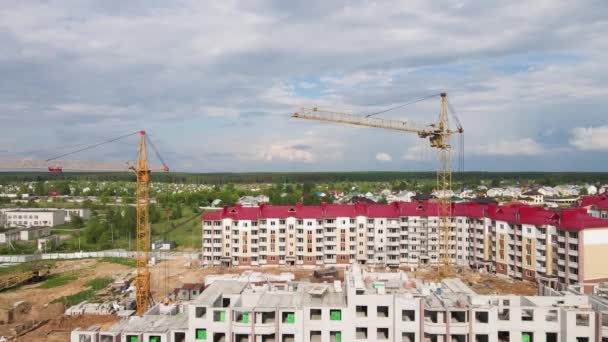 Luftaufnahme eines Wohnblocks, ein moderner Neubau in der Vorstadt — Stockvideo