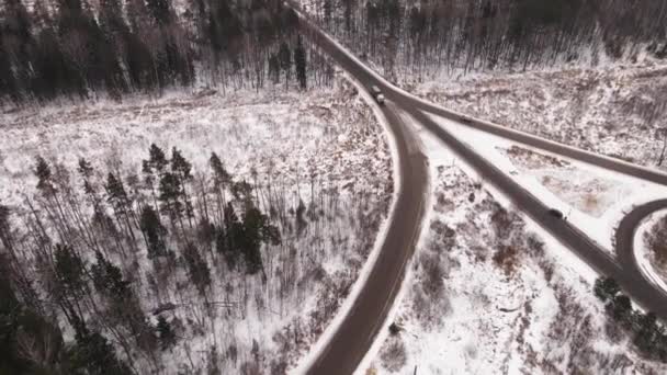 Вилка на заміському шосе з водінням автомобілів взимку, вид з повітря . — стокове відео