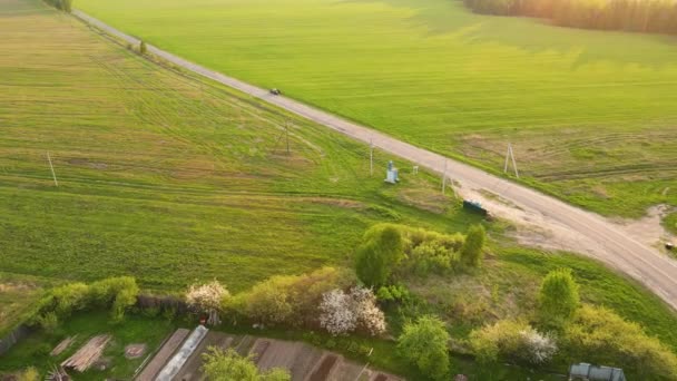 Vista aérea panorámica de la carretera, campos, plantaciones agrícolas, pueblo. — Vídeos de Stock