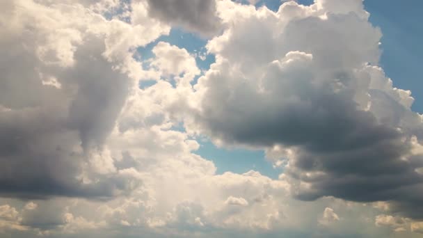 푸른 저녁 하늘을 배경으로 햇빛 아래 구름이 떠 있는 파노라마. — 비디오