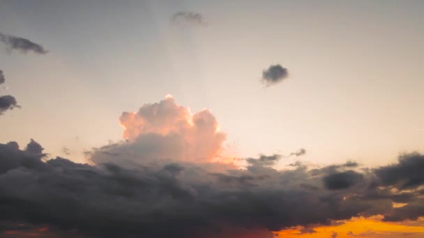 Панорама темного вечернего неба с красивыми серыми облаками в солнечном свете. — стоковое видео