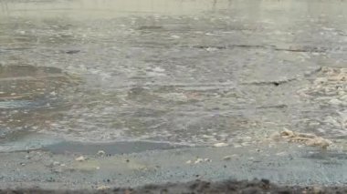 Yağmurdan sonra büyük çukurlar, kötü hasar görmüş yol altyapısı.