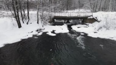 Buzsuz nehri ve havadan manzarası olan karlı yeni yıl manzarası.. 