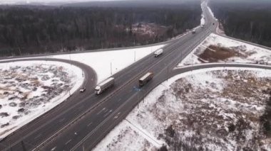 Kışın kavşağı olan uzun bir banliyö otoyolu, hava manzarası.