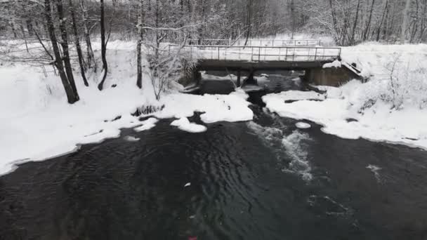 Nyår snöiga spektakulära landskap med en isfri flod, antenn utsikt. — Stockvideo