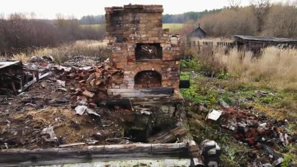 Сгоревший сельский дом с остатками кирпичной печи, вид с воздуха. — стоковое видео