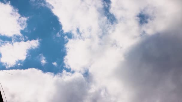 Bellissimo panorama del cielo blu con nuvole bianche. — Video Stock