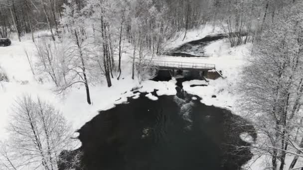 Novoroční zasněžená pohádková krajina s ledovou řekou, letecký výhled. — Stock video
