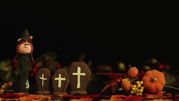 Czarownica na nagrobkach i dyniach, halloweenowa opowieść grozy w ciemności. — Wideo stockowe
