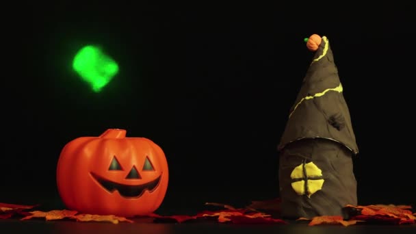 Дом и зловещая тыква, история ужасов Хэллоуина в темноте. — стоковое видео