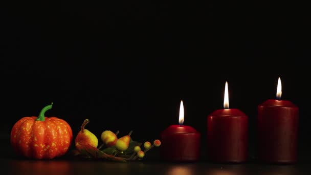 Палаючі свічки і гарбуз з осінніми фруктами, історія жахів Хеллоуїна . — стокове відео