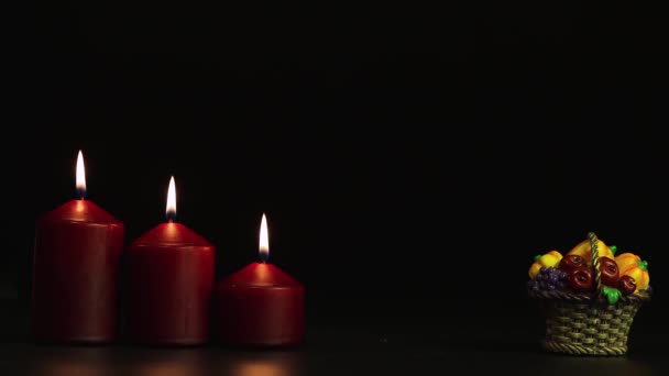 Tři hořící svíčky a košík dýní, horor pro Halloween. — Stock video