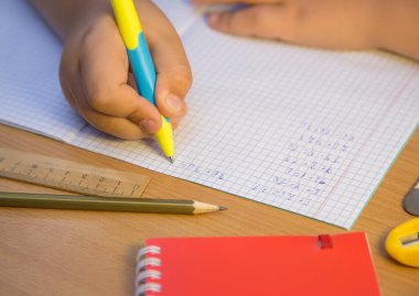 Göz bebekleri yakın plan matematik örneklerini tükenmez kalemle çözer.