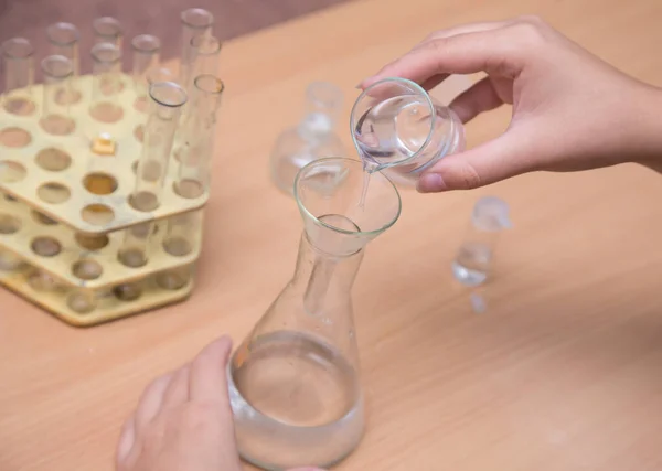 Primer plano de una mano de los estudiantes haciendo un experimento químico. — Foto de Stock