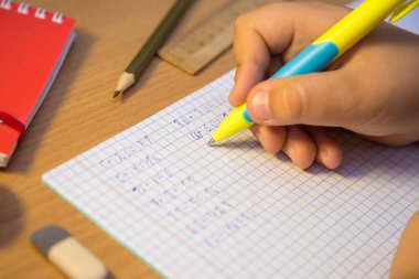 Göz bebekleri matematik örneklerini tükenmez kalemle yakından çözer..