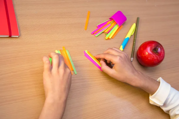 Masada çalışan bir öğrenci sopayla matematik okuyor.. 