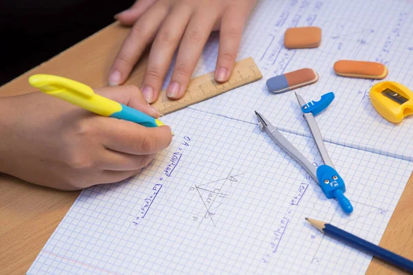 Учні впритул вирішують задачу геометрії в блокноті . — стокове фото