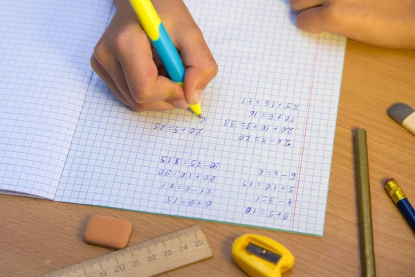 Крупним планом руки учнів записує з кульковою ручкою в блокноті . — стокове фото