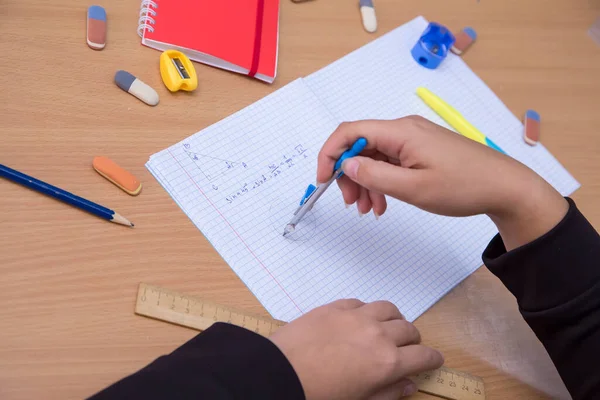 Студент у блокноті малює коло з компасом . — стокове фото