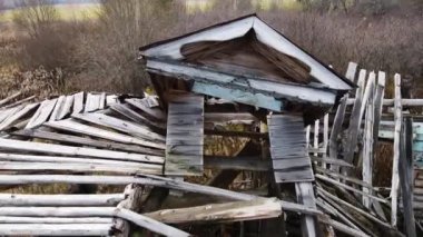 Çökmüş çatısı ve hava manzarası olan terk edilmiş bir kır evi..