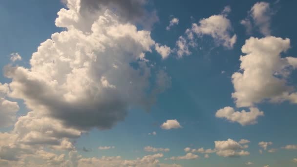 Beau panorama du ciel bleu du soir avec nuages au soleil. — Video