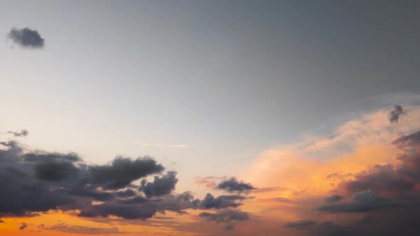 Sebuah panorama dari langit malam yang gelap dengan abu-abu-oranye awan di bawah sinar matahari. — Stok Video