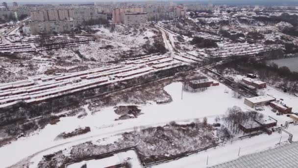 Şehrin kenar mahallelerinde kışın çok katlı binalar, hava manzarası. — Stok video