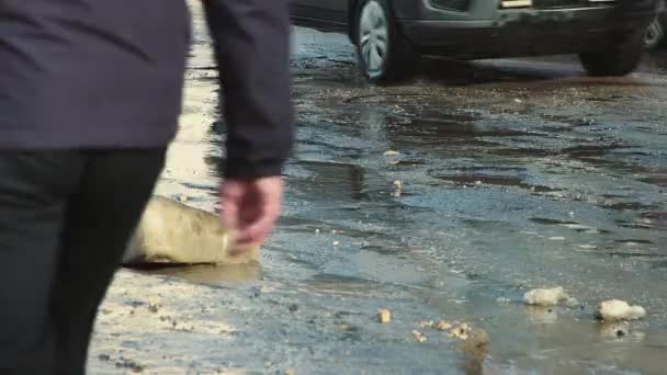 Grandes buracos no asfalto, infra-estrutura rodoviária danificada após a chuva. — Vídeo de Stock