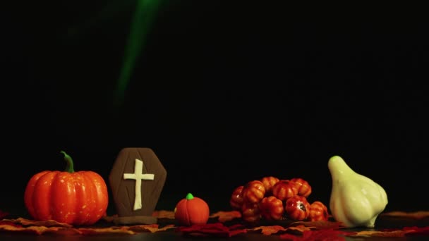 Kamień nagrobny, dynie i czosnek, Halloween horror historia w ciemności. — Wideo stockowe