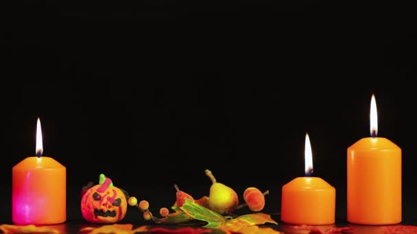 Hořící žluté svíčky a strašidelná dýně, halloweenské pozdravy. — Stock video