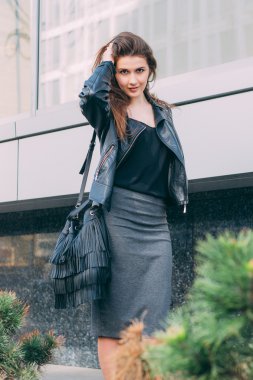 Deri ceket şık genç kadın  