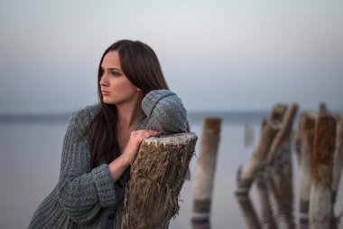 bir melankoli içinde güzel bir kadın 