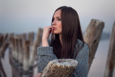 bir melankoli içinde güzel bir kadın