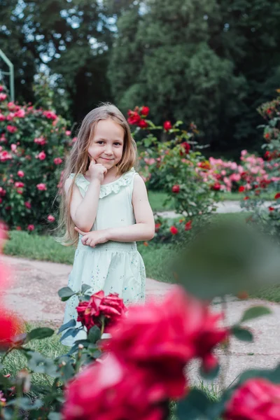 Mooie meisje in de bloeiende tuin — Stockfoto