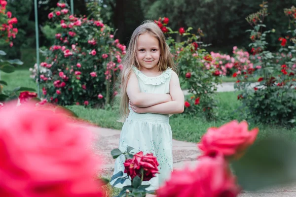 Mooie meisje in de bloeiende tuin — Stockfoto