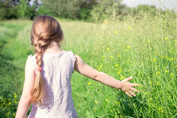 Meisje loopt in het veld — Stockfoto