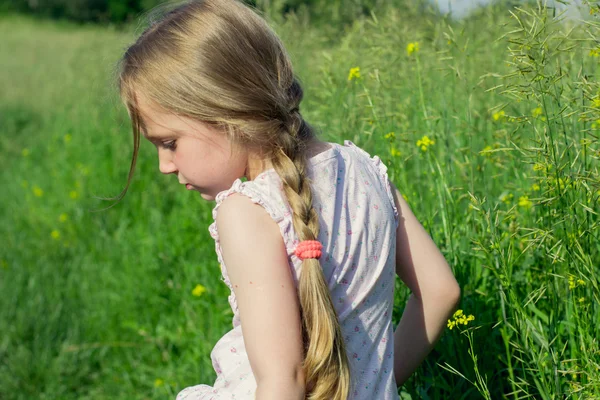 Meisje loopt in het veld — Stockfoto