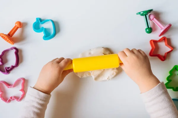 Közelről Láthatjuk Ahogy Gyerek Kezei Házi Készítésű Játéktésztával Játszanak Gyermekek Stock Kép