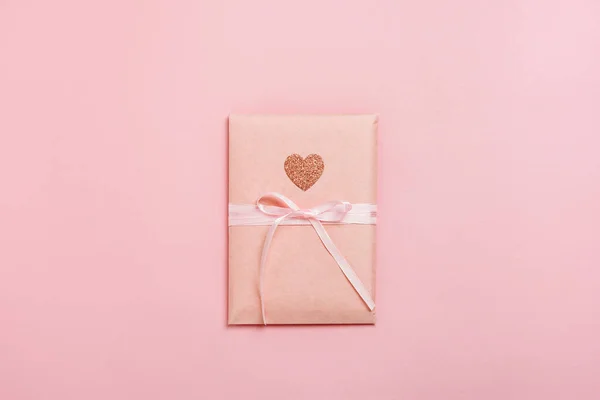 Ajándék Doboz Csomag Szív Pasztell Rózsaszín Háttér Valentin Napi Kompozíció Stock Kép